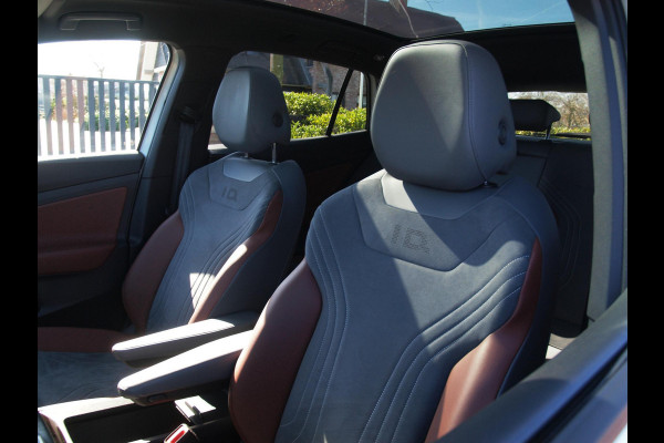 Volkswagen ID.4 Max 77 kWh | Panoramadak | Camera | Sfeerverlichting | Trekhaak | Apple Carplay |