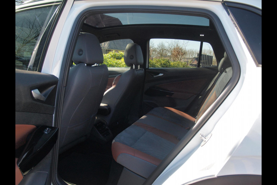 Volkswagen ID.4 Max 77 kWh | Panoramadak | Camera | Sfeerverlichting | Trekhaak | Apple Carplay |