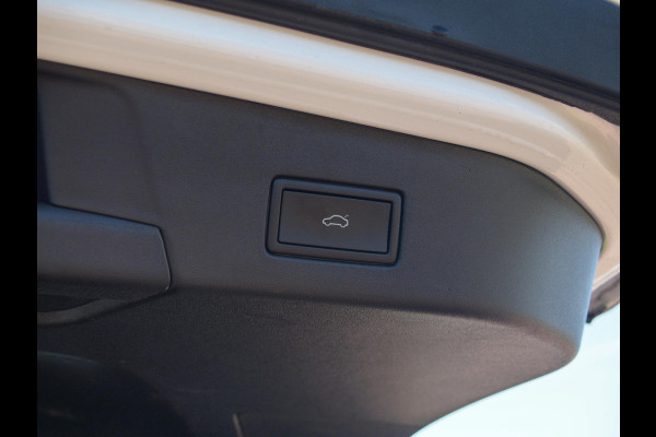 Volkswagen ID.4 Max 77 kWh | Panoramadak | Camera | Sfeerverlichting | Trekhaak | Apple Carplay |