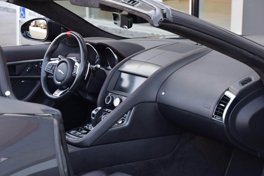 Jaguar F-Type 2.0T Chequered Flag