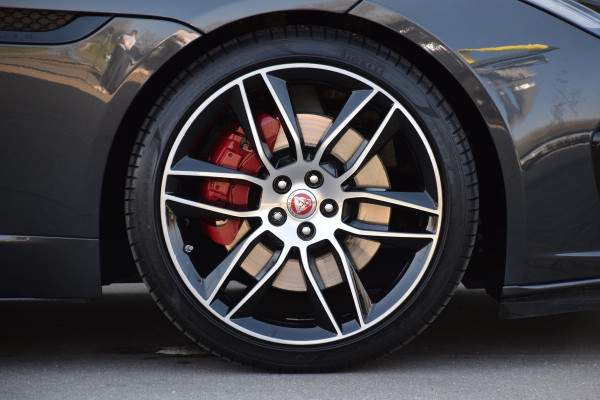 Jaguar F-Type 2.0T Chequered Flag