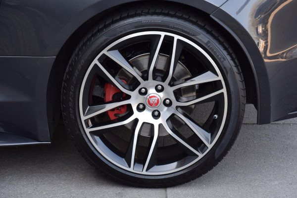 Jaguar F-Type 2.0T Chequered Flag