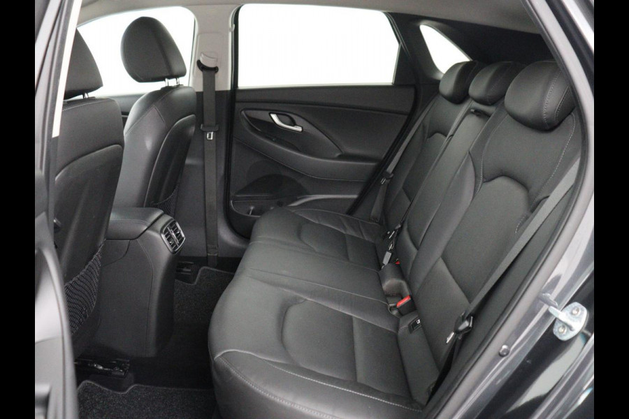 Hyundai i30 1.5 T-GDi MHEV Premium | Stoelventilatie | Leder | Trekhaak | Camera | Carplay | Stoelverwarming | Keyless | Full LED | Navigatie | Cruise control | Dodehoek detectie | Climate control
