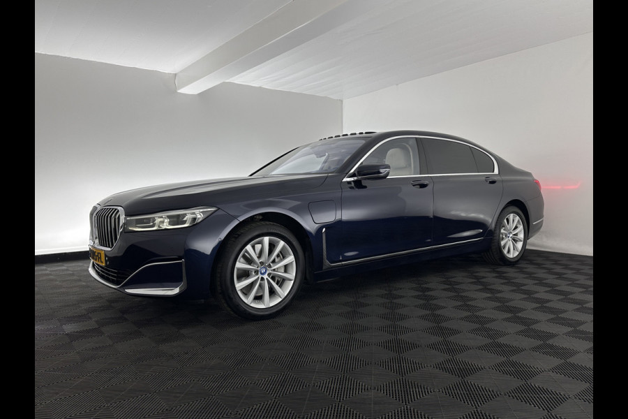 BMW 7 Serie 745Le (Plug-in) (INCL-BTW) *PANO | LEATHER | FULL-LED | HEAD-UP | BLINDSPOT | MEMORY-PACK | DIGI-COCKPIT | KEYLESS | DAB+ | CAMERA | HEATED-COMFORTSEATS | AMBIENTLIGHT | CARPLAY | SHIFTPADDLES | 18''ALU*