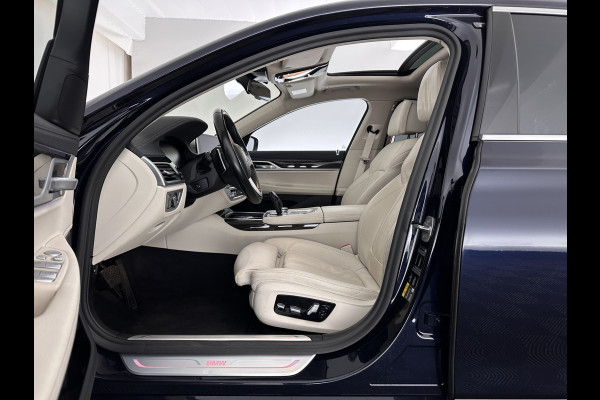 BMW 7 Serie 745Le (Plug-in) (INCL-BTW) *PANO | LEATHER | FULL-LED | HEAD-UP | BLINDSPOT | MEMORY-PACK | DIGI-COCKPIT | KEYLESS | DAB+ | CAMERA | HEATED-COMFORTSEATS | AMBIENTLIGHT | CARPLAY | SHIFTPADDLES | 18''ALU*