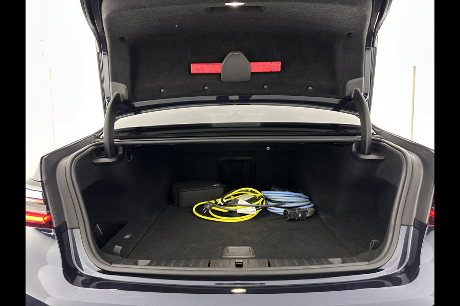 BMW 7 Serie 745Le (Plug-in) (INCL-BTW) *PANO | LEATHER | FULL-LED | HEAD-UP | BLINDSPOT | MEMORY-PACK | DIGI-COCKPIT | KEYLESS | DAB+ | CAMERA | HEATED-COMFORTSEATS | AMBIENTLIGHT | CARPLAY | SHIFTPADDLES | 18''ALU*