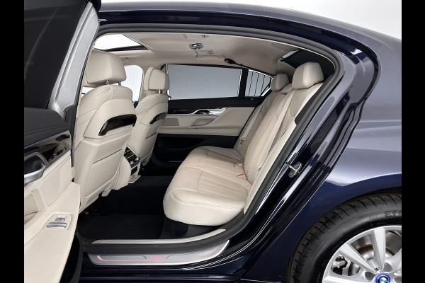 BMW 7 Serie 745Le (Plug-in) (INCL-BTW) *PANO | LEATHER | FULL-LED | HEAD-UP | BLINDSPOT | MEMORY-PACK | DIGI-COCKPIT | KEYLESS | DAB+ | CAMERA | HEATED-COMFORTSEATS | AMBIENTLIGHT | CARPLAY | SHIFTPADDLES | 18''ALU*
