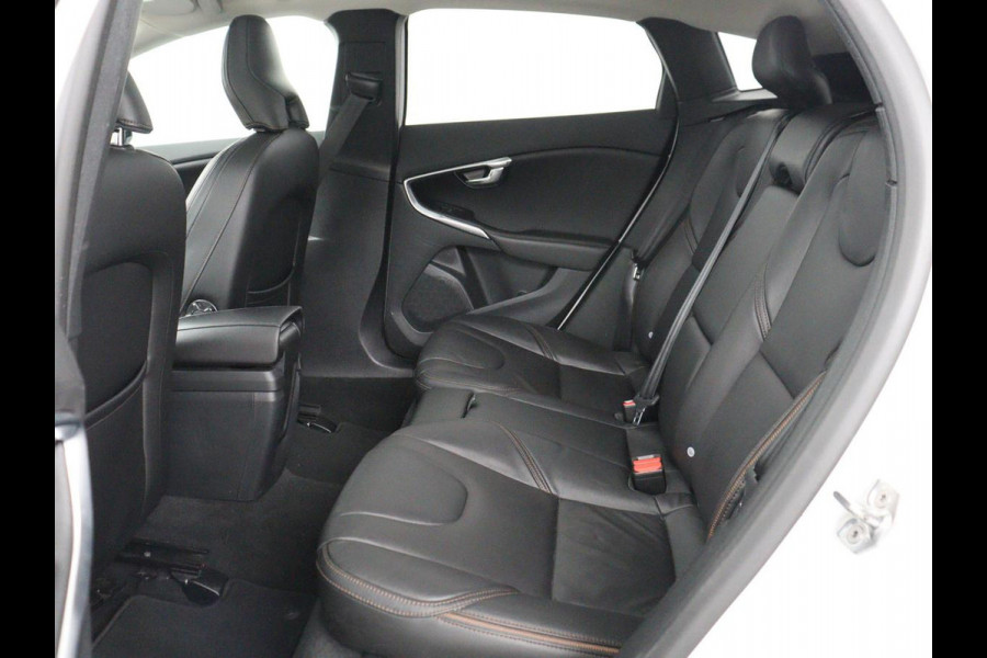 Volvo V40 Cross Country 1.5 T3 Polar+ Luxury | Panoramadak | Leder | Trekhaak | Harman/Kardon | Stoelverwarming | Camera | Keyless | Full LED | Park Assist | Climate control | Cruise control