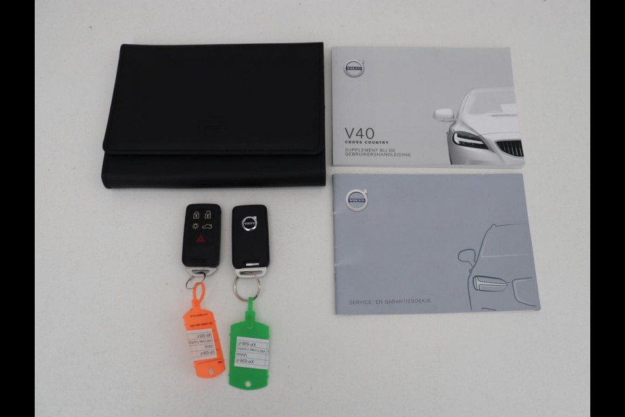 Volvo V40 Cross Country 1.5 T3 Polar+ Luxury | Panoramadak | Leder | Trekhaak | Harman/Kardon | Stoelverwarming | Camera | Keyless | Full LED | Park Assist | Climate control | Cruise control