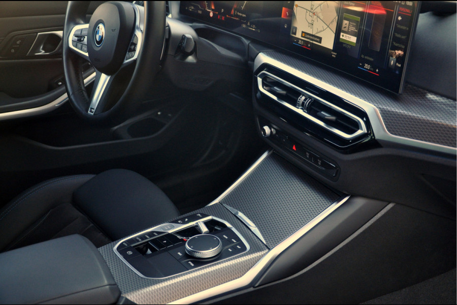 BMW 3 Serie Touring 330e M-Sport | HUD | Trekhaak | Garantie t/m 15-01-2029!