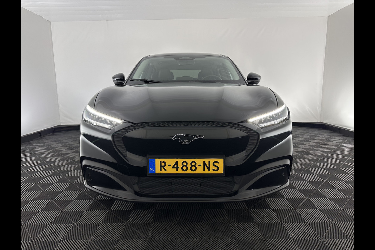 Ford Mustang Mach-E RWD 75 kWh [ 3-Fase ] {SOH-84%} (INCL.BTW) *LEATHER | FULL-LED | DAB | DIGI-COCKPIT | KEYLESS | NAVI-FULLMAP | CARPLAY | HEATED-COMFORTSEATS | TOPVIEW | ADAPTIVE-CRUISE | PRIVACY-GLASS | 18'' ALU*