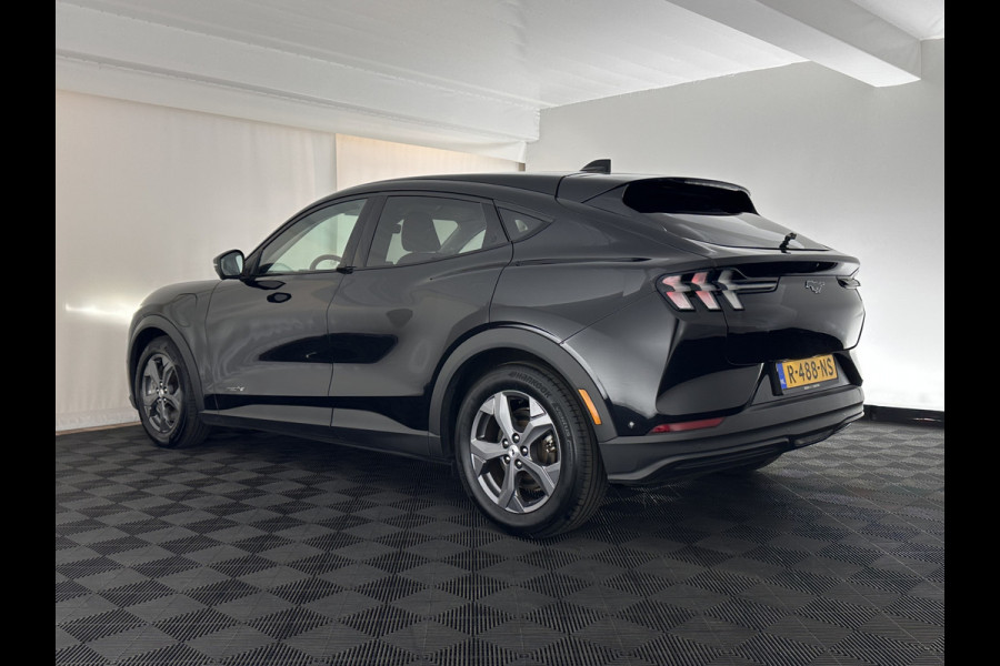 Ford Mustang Mach-E RWD 75 kWh [ 3-Fase ] {SOH-84%} (INCL.BTW) *LEATHER | FULL-LED | DAB | DIGI-COCKPIT | KEYLESS | NAVI-FULLMAP | CARPLAY | HEATED-COMFORTSEATS | TOPVIEW | ADAPTIVE-CRUISE | PRIVACY-GLASS | 18'' ALU*