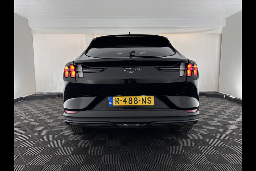 Ford Mustang Mach-E RWD 75 kWh [ 3-Fase ] {SOH-84%} (INCL.BTW) *LEATHER | FULL-LED | DAB | DIGI-COCKPIT | KEYLESS | NAVI-FULLMAP | CARPLAY | HEATED-COMFORTSEATS | TOPVIEW | ADAPTIVE-CRUISE | PRIVACY-GLASS | 18'' ALU*