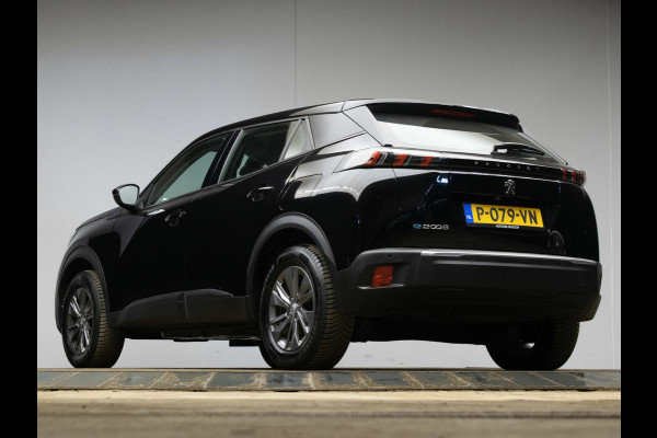 Peugeot e-2008 EV Allure 50 kWh SOH 92% (APPLE CARPLAY,PDC,SPORTSTOELEN,STOELVERWARMING,CAMERA,PDC,LM VELGEN,BLUETOOTH,NETTESTAAT)