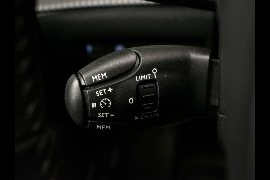 Peugeot e-2008 EV Allure 50 kWh SOH 92% (APPLE CARPLAY,PDC,SPORTSTOELEN,STOELVERWARMING,CAMERA,PDC,LM VELGEN,BLUETOOTH,NETTESTAAT)