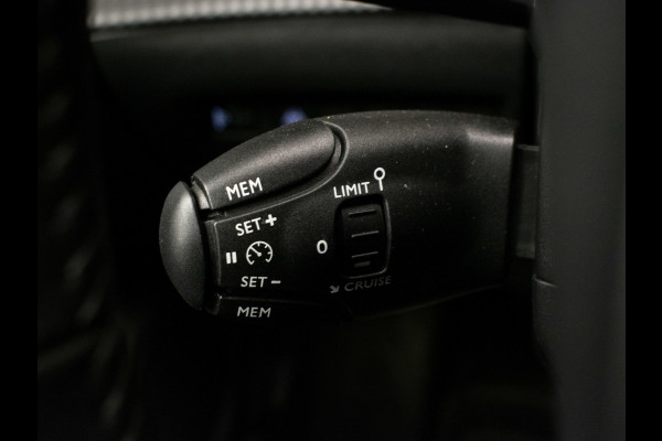 Peugeot e-2008 EV Allure 50 kWh SOH 92% (APPLE CARPLAY,PDC,SPORTSTOELEN,STOELVERWARMING,CAMERA,PDC,LM VELGEN,BLUETOOTH,NETTESTAAT)