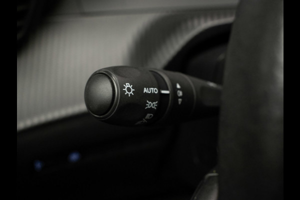 Peugeot e-2008 EV Allure 50 kWh SOH 92% (APPLE CARPLAY,PDC,SPORTSTOELEN,STOELVERWARMING,CAMERA,PDC,LM VELGEN,BLUETOOTH,NETTESTAAT)