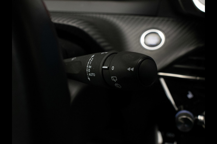 Peugeot e-2008 EV Allure 50 kWh SOH 92% (APPLE CARPLAY,PDC,SPORTSTOELEN,STOELVERWARMING,CAMERA,PDC,LM VELGEN,BLUETOOTH,NETTESTAAT)
