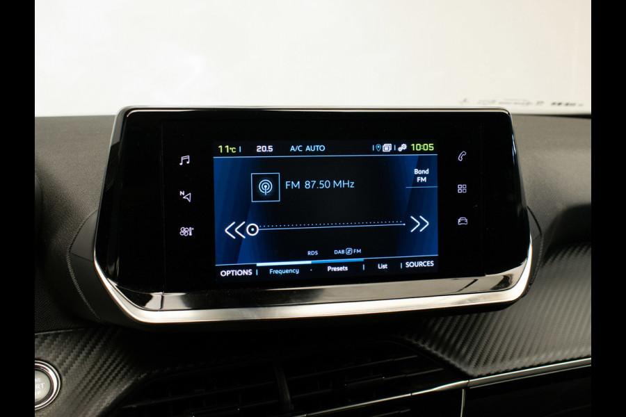 Peugeot e-2008 EV Allure 50 kWh SOH 92% (APPLE CARPLAY,PDC,SPORTSTOELEN,STOELVERWARMING,CAMERA,PDC,LM VELGEN,BLUETOOTH,NETTESTAAT)