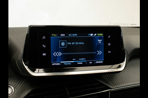Peugeot e-2008 EV Allure 50 kWh SOH 92% (APPLE CARPLAY,PDC,SPORTSTOELEN,STOELVERWARMING,CAMERA,PDC,LM VELGEN,BLUETOOTH,NETTESTAAT)