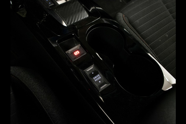 Peugeot e-2008 EV Allure 50 kWh SOH 92% (APPLE CARPLAY,PDC,SPORTSTOELEN,STOELVERWARMING,CAMERA,PDC,LM VELGEN,BLUETOOTH,NETTESTAAT)