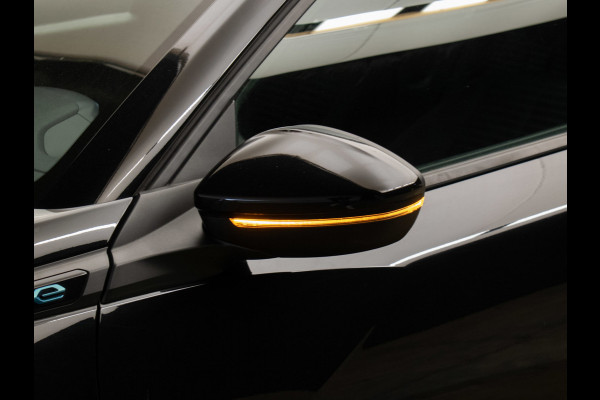 Peugeot e-2008 EV Allure 50 kWh SOH 92% (APPLE CARPLAY,PDC,SPORTSTOELEN,STOELVERWARMING,CAMERA,PDC,LM VELGEN,BLUETOOTH,NETTESTAAT)