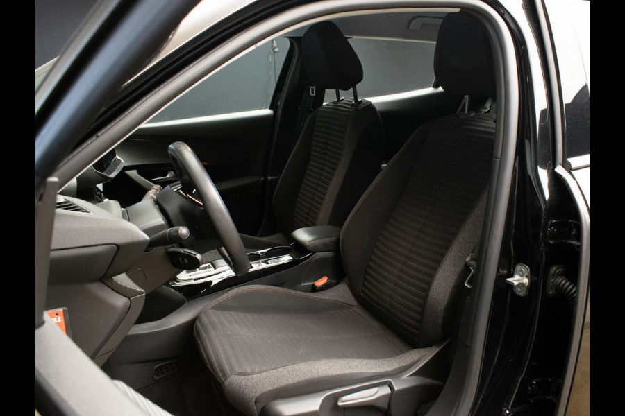 Peugeot e-2008 EV Allure 50 kWh SOH 92% (APPLE CARPLAY,PDC,SPORTSTOELEN,STOELVERWARMING,CAMERA,PDC,LM VELGEN,BLUETOOTH,NETTESTAAT)