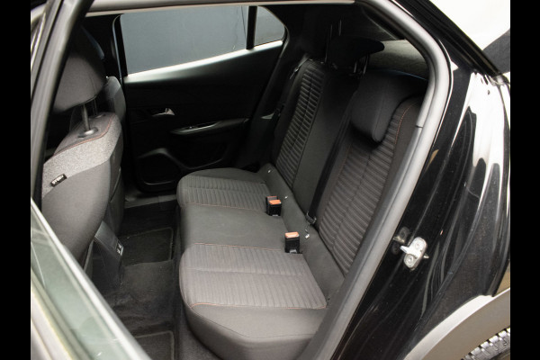 Peugeot e-2008 EV Allure 50 kWh SOH 92% (APPLE CARPLAY,PDC,SPORTSTOELEN,STOELVERWARMING,CAMERA,PDC,LM VELGEN,BLUETOOTH,NETTESTAAT)
