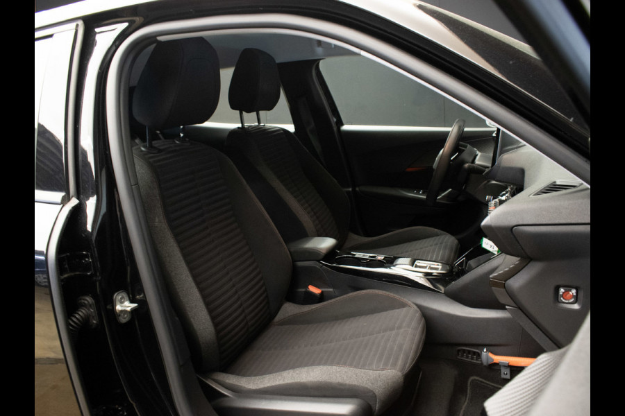 Peugeot e-2008 EV Allure 50 kWh SOH 92% (APPLE CARPLAY,PDC,SPORTSTOELEN,STOELVERWARMING,CAMERA,PDC,LM VELGEN,BLUETOOTH,NETTESTAAT)