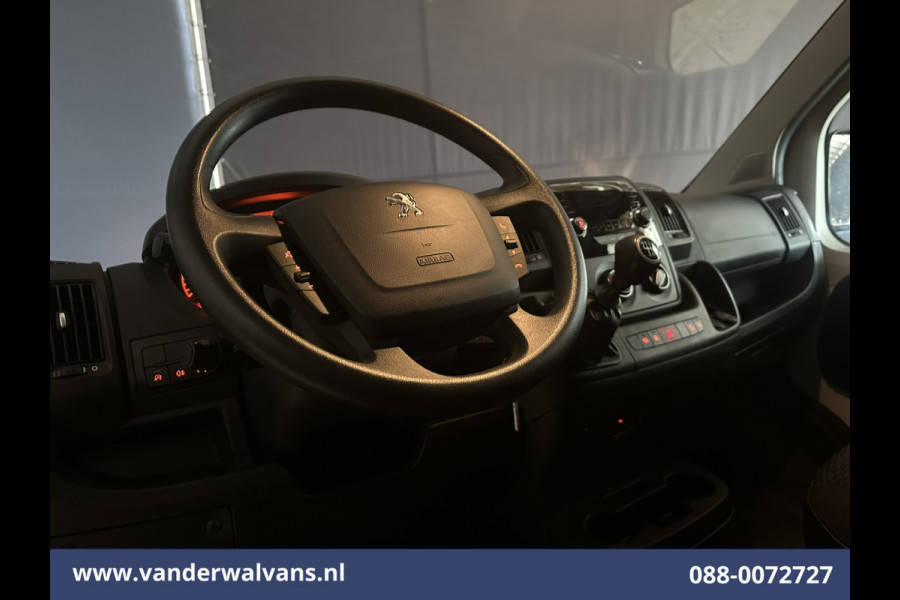 Peugeot Boxer 2.2 BlueHDi 141pk Bakwagen Laadklep Euro6 Airco | Cruisecontrol | 995kg laadvermogen Bijrijdersbank
