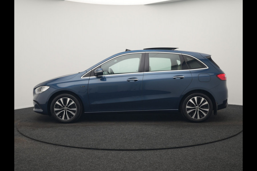 Mercedes-Benz B-Klasse 250 e Progressive PHEV 218pk Dealer O.H. | Trekhaak Af Fabriek | Panodak | Camera | Lederen Sportstoelen Memory & Verwarmd | Apple Carplay | Keyless | Cruise Control | Navigatie | DAB | Plug In Hybrid