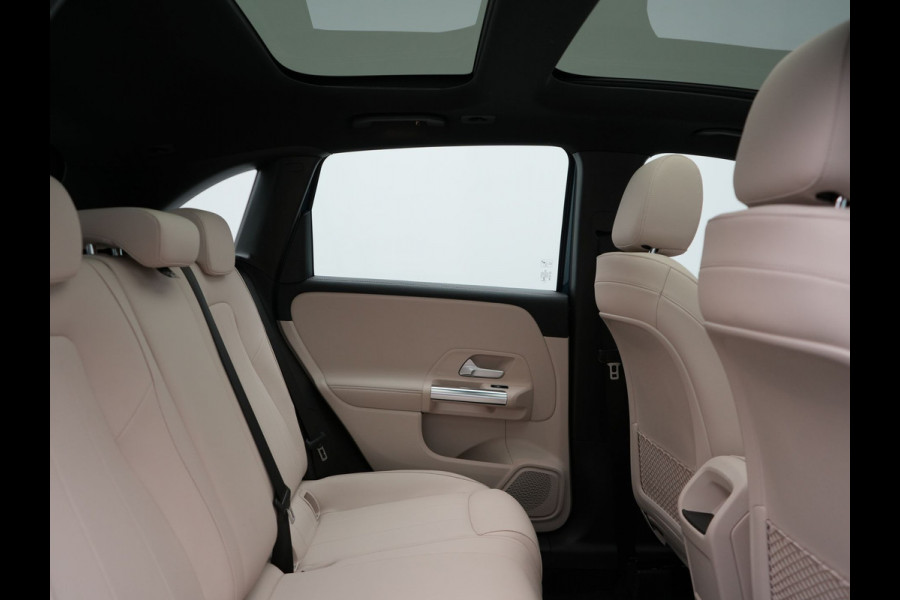 Mercedes-Benz B-Klasse 250 e Progressive PHEV 218pk Dealer O.H. | Trekhaak Af Fabriek | Panodak | Camera | Lederen Sportstoelen Memory & Verwarmd | Apple Carplay | Keyless | Cruise Control | Navigatie | DAB | Plug In Hybrid
