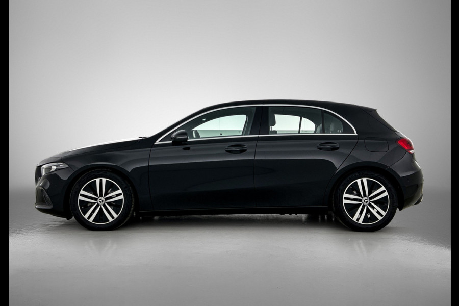 Mercedes-Benz A-Klasse 160 Business Solution Luxury Ledkoplampen | MBUX augmented reality voor navigatie | Sfeerverlichting | Stoelverwarming voor | Achteruitrijcamera. Inclusief 24 maanden Mercedes-Benz Certified garantie voor Europa.