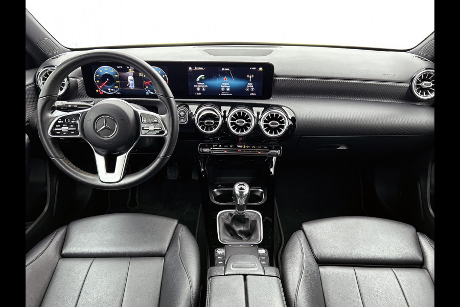 Mercedes-Benz A-Klasse 160 Business Solution Luxury Ledkoplampen | MBUX augmented reality voor navigatie | Sfeerverlichting | Stoelverwarming voor | Achteruitrijcamera. Inclusief 24 maanden Mercedes-Benz Certified garantie voor Europa.
