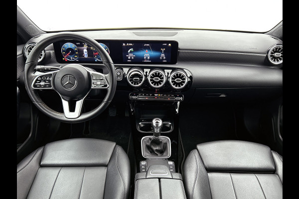 Mercedes-Benz A-Klasse 160 Business Solution Luxury Ledkoplampen | MBUX augmented reality voor navigatie | Sfeerverlichting | Stoelverwarming voor | Achteruitrijcamera. Inclusief 24 maanden Mercedes-Benz Certified garantie voor Europa.
