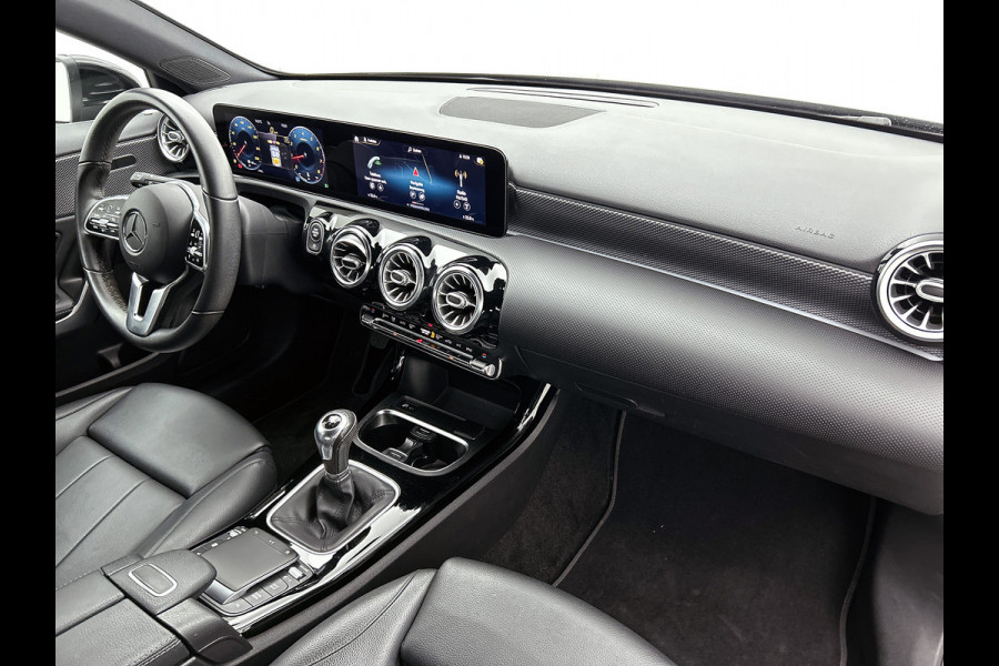 Mercedes-Benz A-Klasse 160 Business Solution Luxury Ledkoplampen | MBUX augmented reality voor navigatie | Sfeerverlichting | Stoelverwarming voor | Achteruitrijcamera. Inclusief 24 maanden Mercedes-Benz Certified garantie voor Europa.