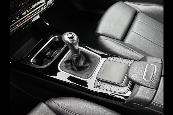 Mercedes-Benz A-Klasse 160 Business Solution Luxury Ledkoplampen | MBUX augmented reality voor navigatie | Sfeerverlichting | Stoelverwarming voor | Achteruitrijcamera. Inclusief 24 maanden Mercedes-Benz Certified garantie voor Europa.