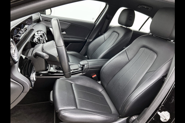 Mercedes-Benz A-Klasse 160 Business Solution Luxury Ledkoplampen | MBUX augmented reality voor navigatie | Sfeerverlichting | Stoelverwarming voor | Achteruitrijcamera. Inclusief 24 maanden Mercedes-Benz Certified garantie voor Europa.