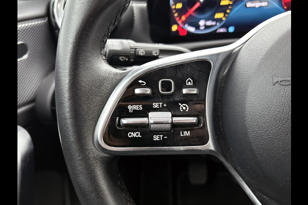 Mercedes-Benz A-Klasse 160 Business Solution Luxury Ledkoplampen | MBUX augmented reality voor navigatie | Sfeerverlichting | Stoelverwarming voor | Achteruitrijcamera. Inclusief 24 maanden Mercedes-Benz Certified garantie voor Europa.