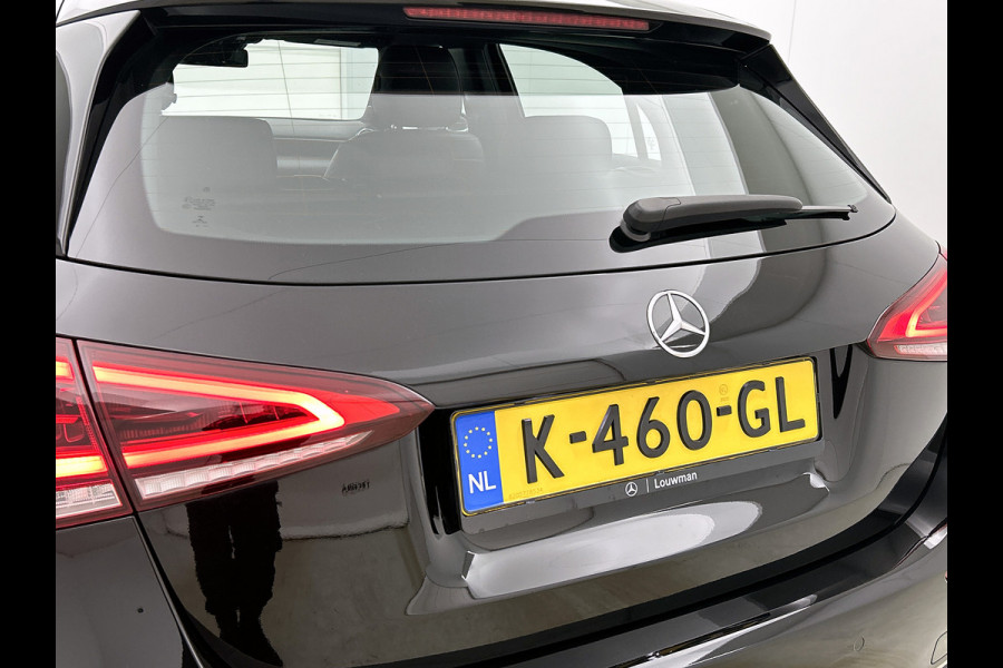 Mercedes-Benz A-Klasse 160 Business Solution Luxury Ledkoplampen | MBUX augmented reality voor navigatie | Sfeerverlichting | Stoelverwarming voor | Achteruitrijcamera. Inclusief 24 maanden Mercedes-Benz Certified garantie voor Europa.