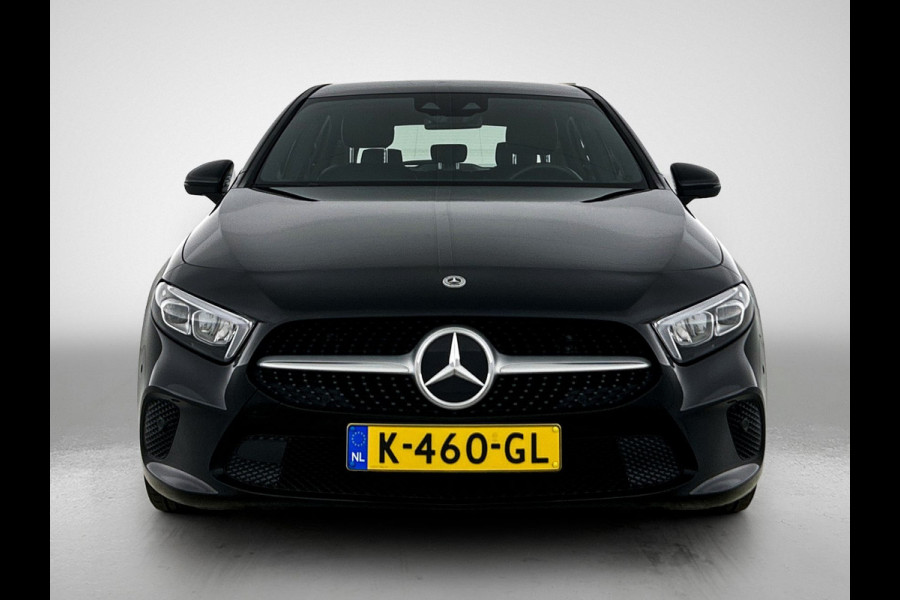 Mercedes-Benz A-Klasse 160 Business Solution Luxury Ledkoplampen | MBUX augmented reality voor navigatie | Sfeerverlichting | Stoelverwarming voor | Achteruitrijcamera. Inclusief 24 maanden Mercedes-Benz Certified garantie voor Europa.
