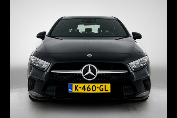 Mercedes-Benz A-Klasse 160 Business Solution Luxury Ledkoplampen | MBUX augmented reality voor navigatie | Sfeerverlichting | Stoelverwarming voor | Achteruitrijcamera. Inclusief 24 maanden Mercedes-Benz Certified garantie voor Europa.