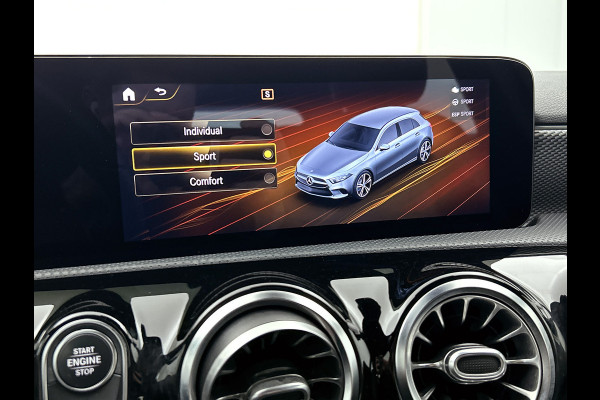 Mercedes-Benz A-Klasse 160 Business Solution Luxury Ledkoplampen | MBUX augmented reality voor navigatie | Sfeerverlichting | Stoelverwarming voor | Achteruitrijcamera. Inclusief 24 maanden Mercedes-Benz Certified garantie voor Europa.