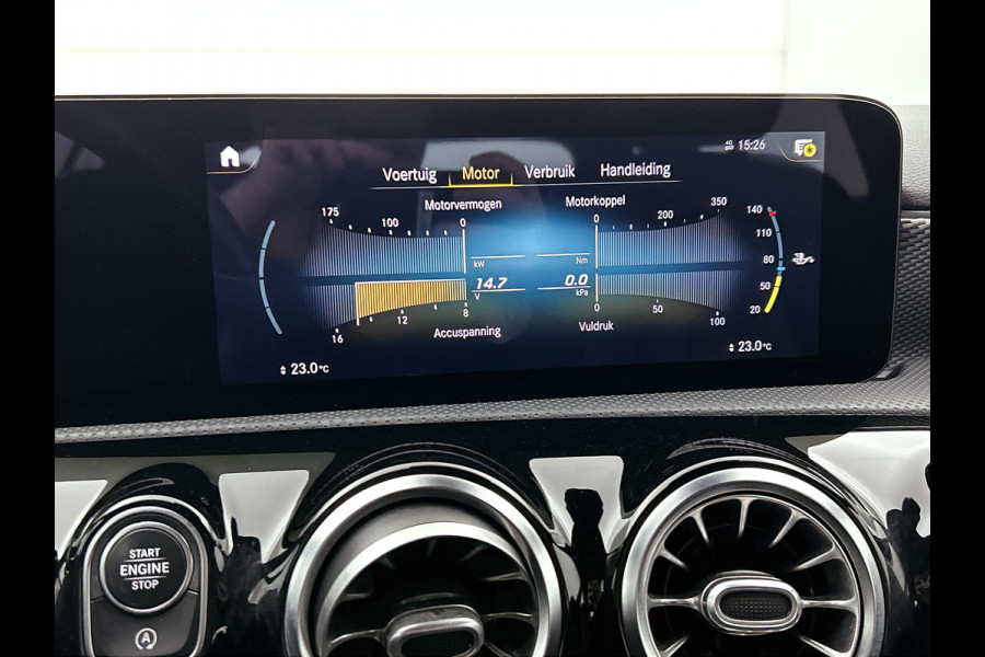Mercedes-Benz A-Klasse 160 Business Solution Luxury Ledkoplampen | MBUX augmented reality voor navigatie | Sfeerverlichting | Stoelverwarming voor | Achteruitrijcamera. Inclusief 24 maanden Mercedes-Benz Certified garantie voor Europa.