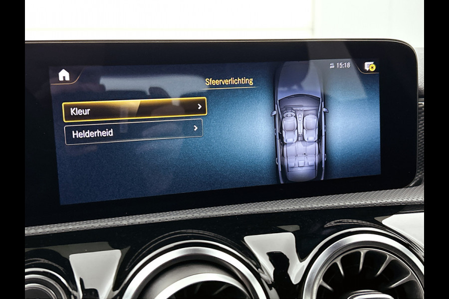Mercedes-Benz A-Klasse 160 Business Solution Luxury Ledkoplampen | MBUX augmented reality voor navigatie | Sfeerverlichting | Stoelverwarming voor | Achteruitrijcamera. Inclusief 24 maanden Mercedes-Benz Certified garantie voor Europa.