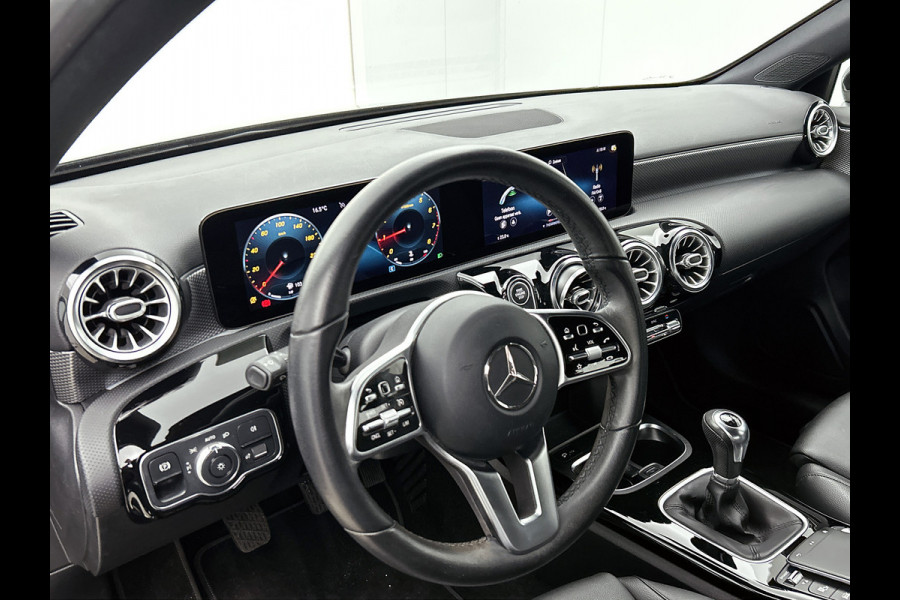Mercedes-Benz A-Klasse 160 Business Solution Luxury Ledkoplampen | MBUX augmented reality voor navigatie | Sfeerverlichting | Stoelverwarming voor | Achteruitrijcamera. Inclusief 24 maanden Mercedes-Benz Certified garantie voor Europa.