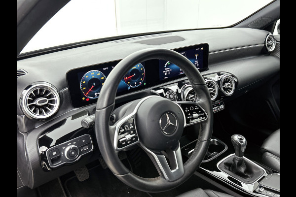 Mercedes-Benz A-Klasse 160 Business Solution Luxury Ledkoplampen | MBUX augmented reality voor navigatie | Sfeerverlichting | Stoelverwarming voor | Achteruitrijcamera. Inclusief 24 maanden Mercedes-Benz Certified garantie voor Europa.