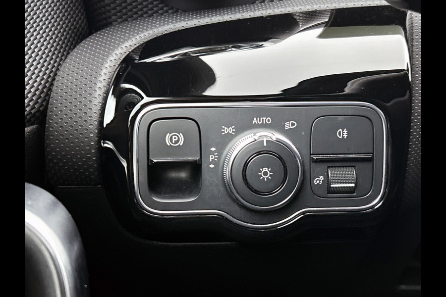 Mercedes-Benz A-Klasse 160 Business Solution Luxury Ledkoplampen | MBUX augmented reality voor navigatie | Sfeerverlichting | Stoelverwarming voor | Achteruitrijcamera. Inclusief 24 maanden Mercedes-Benz Certified garantie voor Europa.