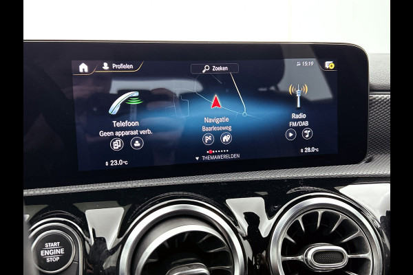 Mercedes-Benz A-Klasse 160 Business Solution Luxury Ledkoplampen | MBUX augmented reality voor navigatie | Sfeerverlichting | Stoelverwarming voor | Achteruitrijcamera. Inclusief 24 maanden Mercedes-Benz Certified garantie voor Europa.