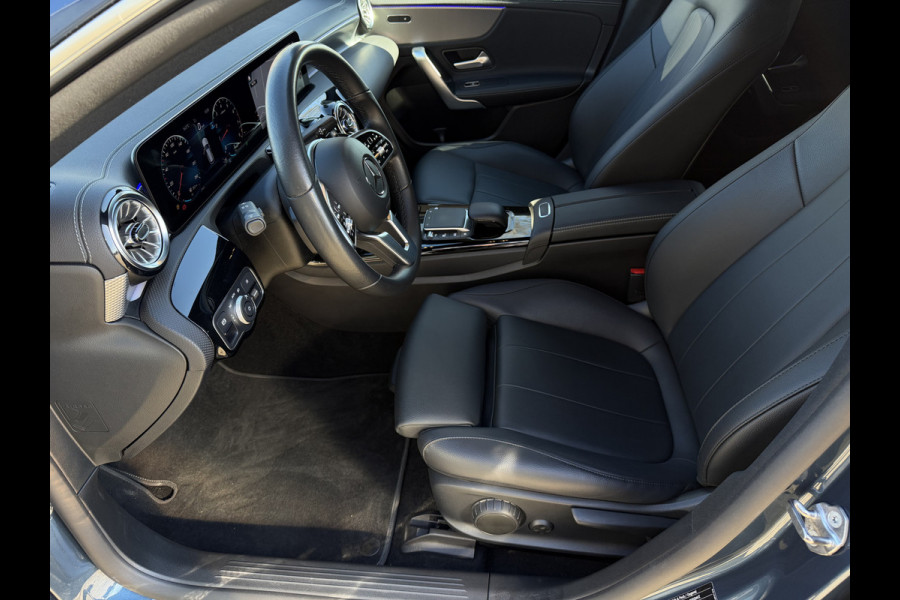 Mercedes-Benz CLA-Klasse Shooting Brake 180 Business Solution Luxury Automaat / Leder / PDC v+a / Navigatie / Keyless / Led